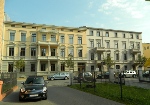 <p>Helene-Lange-Straße 4-5, sanierte Fassade</p>